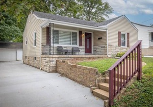 Spacious Ranch, Walk to Main!