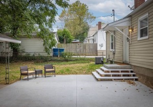 Spacious Ranch, Walk to Main!
