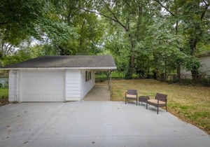 Spacious Ranch, Walk to Main!