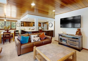Spacious ski-in/ski-out townhome with shared hot tub & pool - near lifts