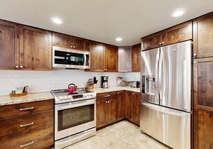 Spacious ski-in/ski-out townhome with shared hot tub & pool - near lifts