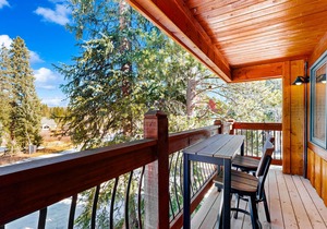Spacious ski-in/ski-out townhome with shared hot tub & pool - near lifts