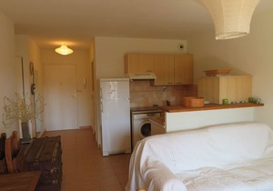 Spacious T2 with Large Loggia, Near La Favière Beach, Parking Included