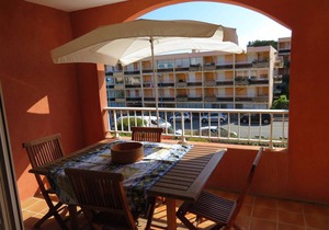 Spacious T2 with Large Loggia, Near La Favière Beach, Parking Included
