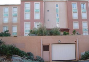 Spacious T2 with Large Loggia, Near La Favière Beach, Parking Included
