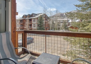 Spacious two-story condo w/ a shared hot tub, furnished balcony, & gas fireplace