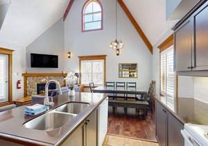 Spectacular & beautifully appointed condo w/shared pool - dog-friendly