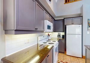 Spectacular & beautifully appointed condo w/shared pool - dog-friendly