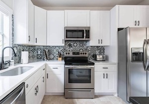 Stay on a Restored 1920 Residence mins to Riverwalk