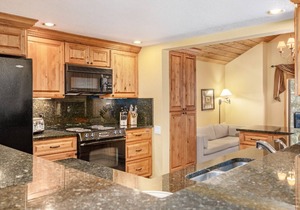 Steps From Hiking - Outdoor Pool & Hot Tub - On Call Shuttle