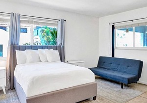 Steps to Sand and Pool | Hollywood Beach Stay