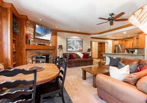 Strawberry Park Ski-in Ski-Out Condo Close to Chairlift