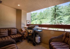 Strawberry Park Ski-in Ski-Out Condo Close to Chairlift