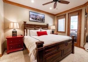 Strawberry Park Ski-in Ski-Out Condo Close to Chairlift