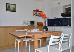Studio Cabin with Pool, 4 Sleeps, Near Beach and Shops