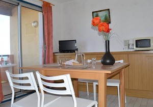 Studio Cabin with Pool, 4 Sleeps, Near Beach and Shops
