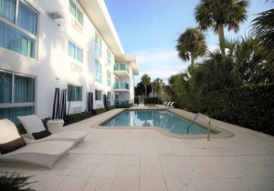 Studio with Two Queen Beds and Kitchenette, Steps away from Bal Harbour Beach