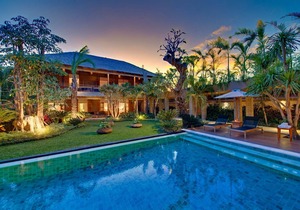 Stunning 9BR Villa Located In Seminyak - Beautiful Garden & Swimming Pool!