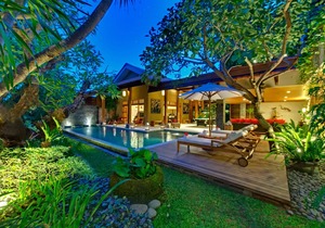 Stunning 9BR Villa Located In Seminyak - Beautiful Garden & Swimming Pool!