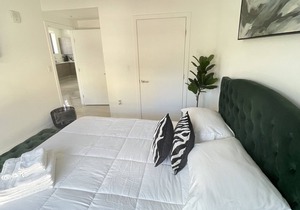STUNNING & LUXURIOUS 1 BEDROOM 1 BATH/AMENITIES. COME STAY & SEE FOR YOURSELF
