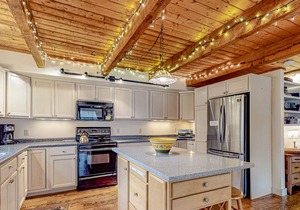 Stunning mountain duplex with full kitchen, deck, game room, W/D & WiFi