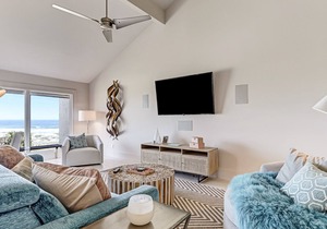 Stunning oceanfront Windsong villa with beach-view balcony, pool & washer/dryer