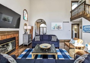 Stunning Plaza Home-Location Unbeatable-New Remodel