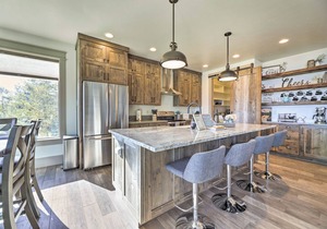 Stunning Valley Home w/Furnished Deck & Mtn Views