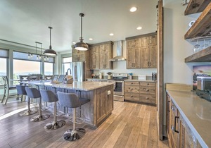 Stunning Valley Home w/Furnished Deck & Mtn Views