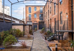 Stylish 2 Bedroom Town Centre Apartment