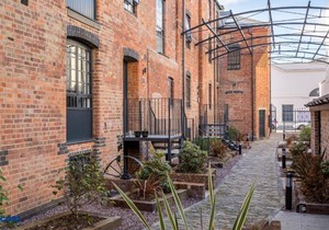 Stylish 2 Bedroom Town Centre Apartment