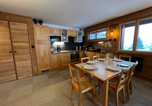 Stylish 2-BR Apt, Sleeps 8, Ski-in/Ski-out, South-Facing Balcony, Family-Friendly Amenities