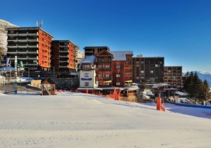 Stylish 2-BR Apt, Sleeps 8, Ski-in/Ski-out, South-Facing Balcony, Family-Friendly Amenities