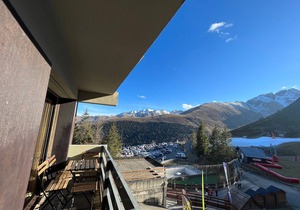 Stylish 2-BR Apt, Sleeps 8, Ski-in/Ski-out, South-Facing Balcony, Family-Friendly Amenities