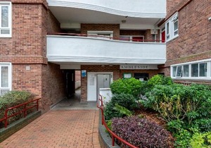 Stylish and Chic Wimbledon Park View 3 Bed Apartment