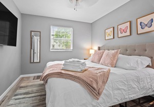 Stylish One-Bedroom Getaway Steps from Main Street