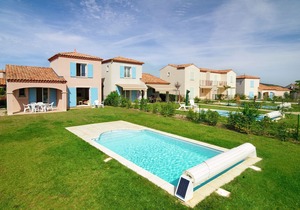 Summer villa with terrace or loggia, located in Languedoc
