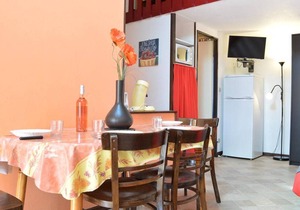 Sunny Beach Getaway: Cozy 2-Room Mezzanine with Pool, Near Beach, Pet-Friendly