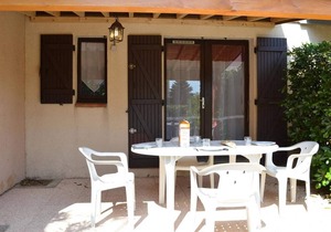 Sunny Beach Getaway: Cozy 2-Room Mezzanine with Pool, Near Beach, Pet-Friendly