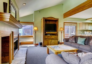 Sunny condo w/shared hot tubs & in close walking distance of Park City Mountain
