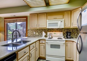 Sunny condo w/shared hot tubs & in close walking distance of Park City Mountain