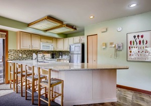 Sunny condo w/shared hot tubs & in close walking distance of Park City Mountain