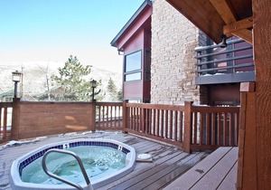 Sunny condo w/shared hot tubs & in close walking distance of Park City Mountain