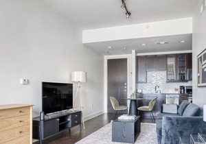 Sunny Downtown Studio w/ Gym & W/D, walk to 6th St bars, by Blueground