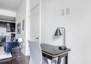 Sunny Downtown Studio w/ Gym & W/D, walk to 6th St bars, by Blueground