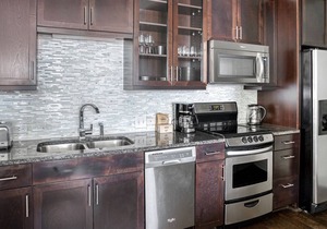 Sunny Downtown Studio w/ Gym & W/D, walk to 6th St bars, by Blueground