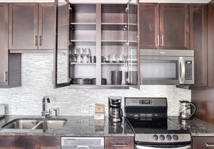 Sunny Downtown Studio w/ Gym & W/D, walk to 6th St bars, by Blueground