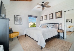 Sunset Executive Corner Suite - Renovated 1bd/1ba (+parking and balcony)