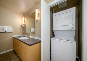 Sunshine Getaway 307 - 2 bed, 2 bath Condo Near Lakeside Park Lake Chelan