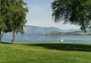 Sunshine Getaway 307 - 2 bed, 2 bath Condo Near Lakeside Park Lake Chelan